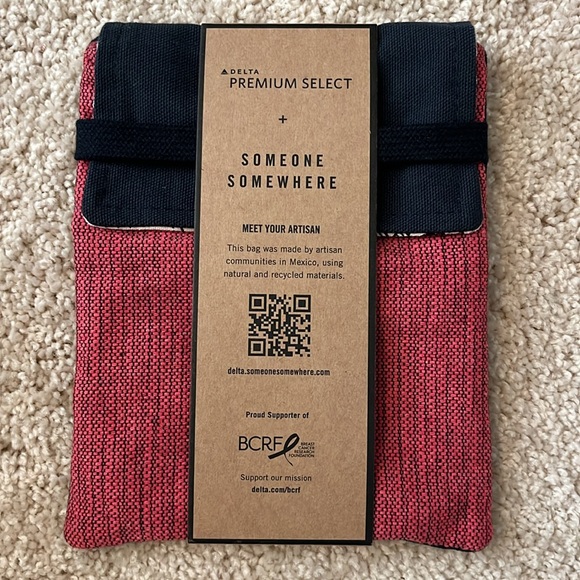 Delta Someone Somewhere Premium Select Bag - Picture 4 of 5